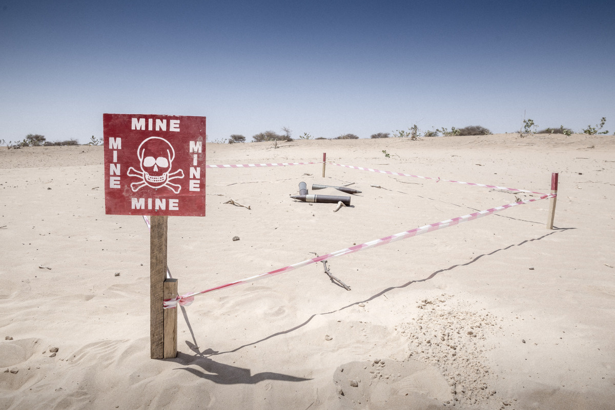 Photo d'une mine et d'un panneau danger; }}