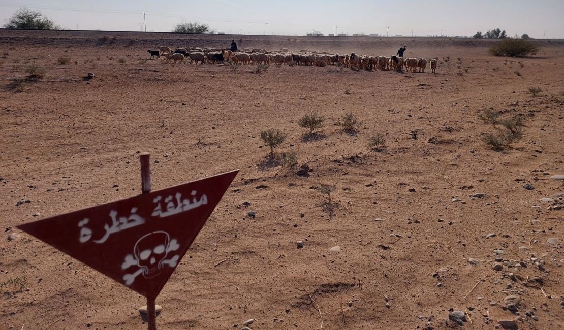 A sign indicating that this area is contaminated by explosive ordnance; }}