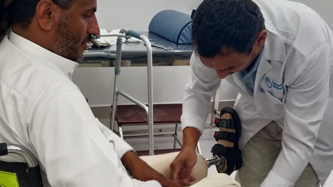 Mohammed putting on his prostheses; }}