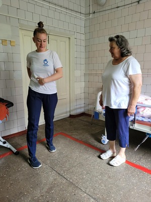 La kinésithérapeute Anastasia (à gauche) montre des exercices à Nadezhda (à droite). © HI