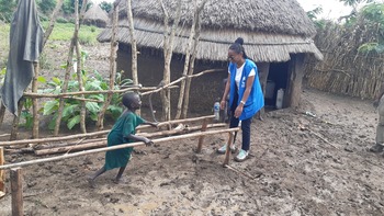 Gatluak Muon pratique ses exercises de la réadaptation avec un staff de HI.