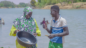 Amina s’est lancée dans la vente de poissons. © Ravi Productions / HI