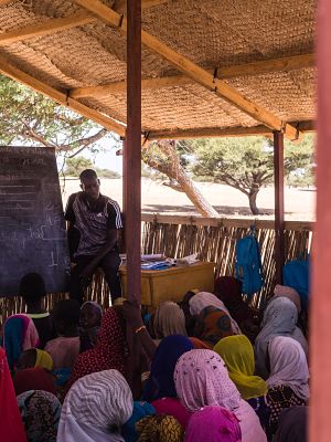 A Ngourtou Koumboua, des eleves echanges avec leur enseignant en cours, Tchad 2021.