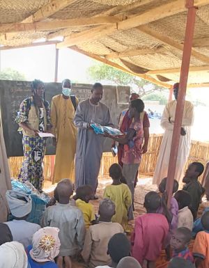 La remise des sacs et kits scolaires à la rentrée scolaire à Ngourtou Koumboua, Tchad 2021.