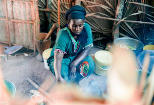 Aminata a insisté pour que sa famille retourne vivre à Bissine et pour que les enfants y grandissent. © A. Faye / HI