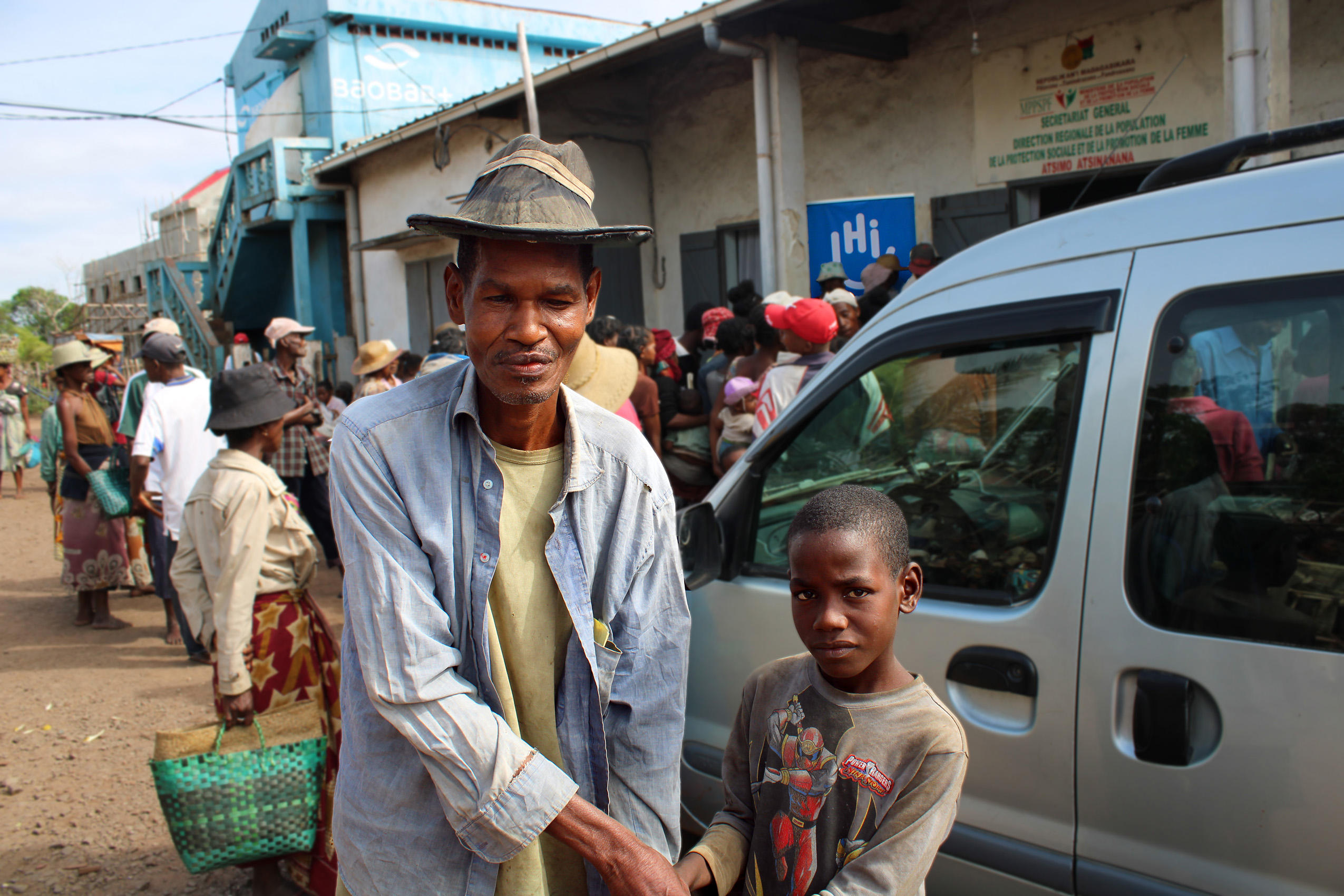 Beni Jean and his son prepare to return home after being displaced by the storm. ©H.Andrianjatovo / HI