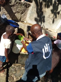 Bucket chlorination during an awareness-raising session on water treatment. © HI