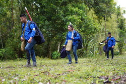 Trois démineurs de HI se rendent à leur camp de base dans la région de Inzá, dans le département du Cauca, en Colombie. © J.M. Vargas / HI
