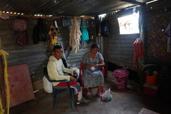 Atilio et sa femme à leur domicile dans le campement informel de Maicao en septembre 2021, en Colombie. © J. M. Vargas / HI