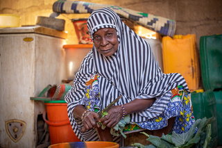 Fadima Hama cuisine dans sa maison avec les produits de la récolte du jardin partagé. © Imédia Sarl / HI