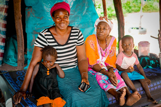 Mansata entourée de sa belle-fille Mariama et de deux de ses petits-enfants, Dieynaba et Malik. © A. Faye / HI