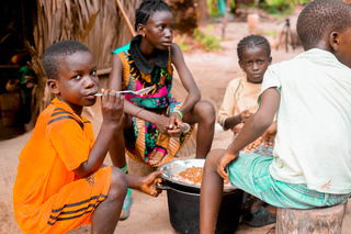 À 14h, une fois les enfants rentrés de l’école, c’est l’heure du repas. © A. Faye / HI