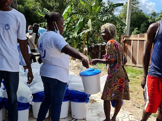 Légende : HI distribue des kits d'hygiene en Haiti, 2021. © F.Roque/HI