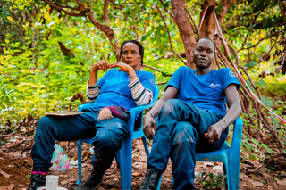 Maïbata et son collègue Idrissa font une pause lors d’une journée de déminage. © A. Faye / HI