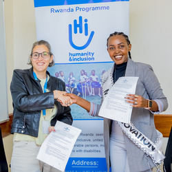 Jeannette Uwimana et Mélanie Geiser, responsable pays de HI au Rwanda, lors de la signature du contrat d’ambassadrice. © N. Nyirabageni / HI
