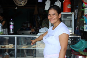 Tatiana proudly shows the bread baked in her oven. © M. Campos / HI