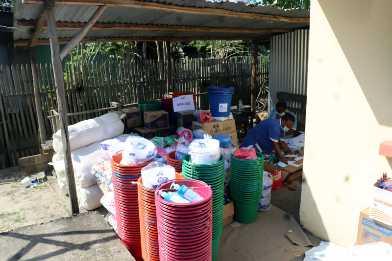 Toamasina, préparation des kits d'urgence par notre équipe suite au passaage du Cyclone Batsirai