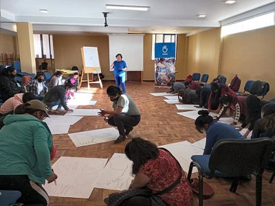Des femmes participent à un exercice de dessin introspectif dans le cadre d'un projet communautaire inclusif pour l'autonomisation des femmes. Bolivie, 2021.