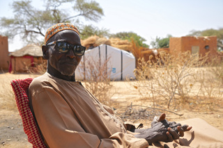 Ali Naino talking about his worries in the village of Guidan Roumdji. © J. Labeur / HI