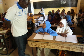 Malika, en classe avec Alio Assoumane, chargé de volet éducation inclusive chez HI. © J. Labeur / HI