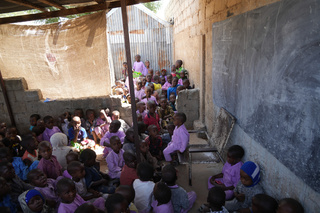 Mahamadou assiste à un atelier dans l’école coranique de son quartier où il se rend certains après-midis. © J. Labeur / HI
