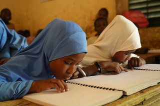 Malika et sa meilleure amie Habsatou en classe, Maradi, Niger. © J. Labeur / HI