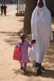Mahamadou se rend à l’école avec sa grand-mère, Zeinab Hajiya. © J. Labeur / HI