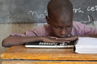 HI a fourni à Souleymane du matériel scolaire adapté à son handicap visuel. © J. Labeur / HI