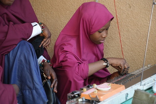 Des jeunes filles apprennent à coudre lors d’un atelier animé par Badariya. © J. Labeur / HI