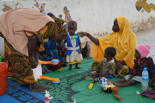 Séance de thérapie de stimulation pour enfants malnutris à Maradi, au Niger. © J. Labeur / HI
