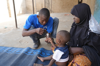 Mohamed, Azima et Mohamed Idé Souley, chargé de volet kinésithérapie de HI. © J. Labeur / HI