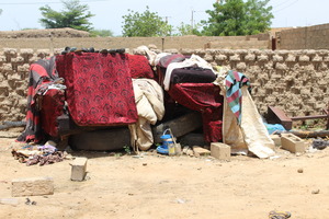 Amirou’s possessions drying in the sun in the yard. © A. M. Anassou Garba / HI