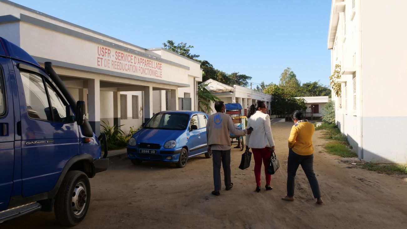 Le personnel HI du projet CASIMIR arrive au centre de réadaptation de Tuléar, à Madagascar. © R.CREWS / HI