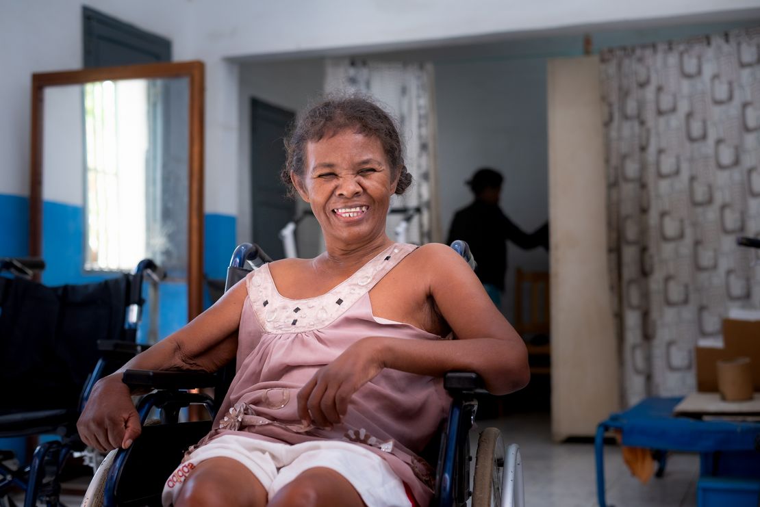 Raizy sourit après sa séance de réadaptation à Tulear, Madagascar. © Parany.Photo / HI.