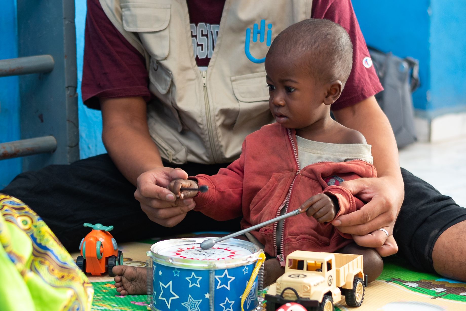 Nasolo learns to grasp objects by playing drums. © Parany.Photo / HI