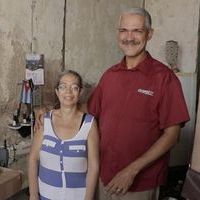 Pedro et sa femme dans la tapisserie familiale à Santiago de Cuba