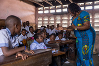 Daïsane and Mrs Agnès during a lesson at Lemba inclusive school in the south of Kinshasa. © T. Freteur / HI