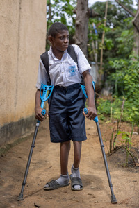 Raphaël, chez lui, avant de prendre le chemin de l’école. © T. Freteur / HI