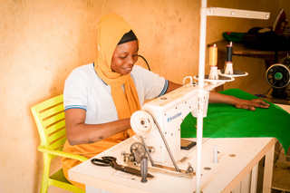 Saly coud dans son atelier. © A. Faye / HI