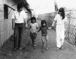 Jean Baptiste Richardier, Mom Sok, Émilie Vath et Marie Richardier, en 1982. © HI