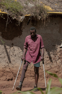 Majambere utilise ses nouvelles béquilles pour marcher. © Infomercial Media / HI