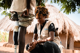 Jamaima checking the measurements of Elli Batali Freza’s prosthesis. © Crolle Agency / HI