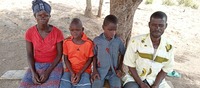 De gauche à droite : Tchimbiame, la mère des jumeaux, Yentougle, Yenhame et Tchable, le père des jumeaux. © HI