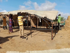 HI puts up emergency shelters for flood-affected families . © A. M. Anassou Garba / HI