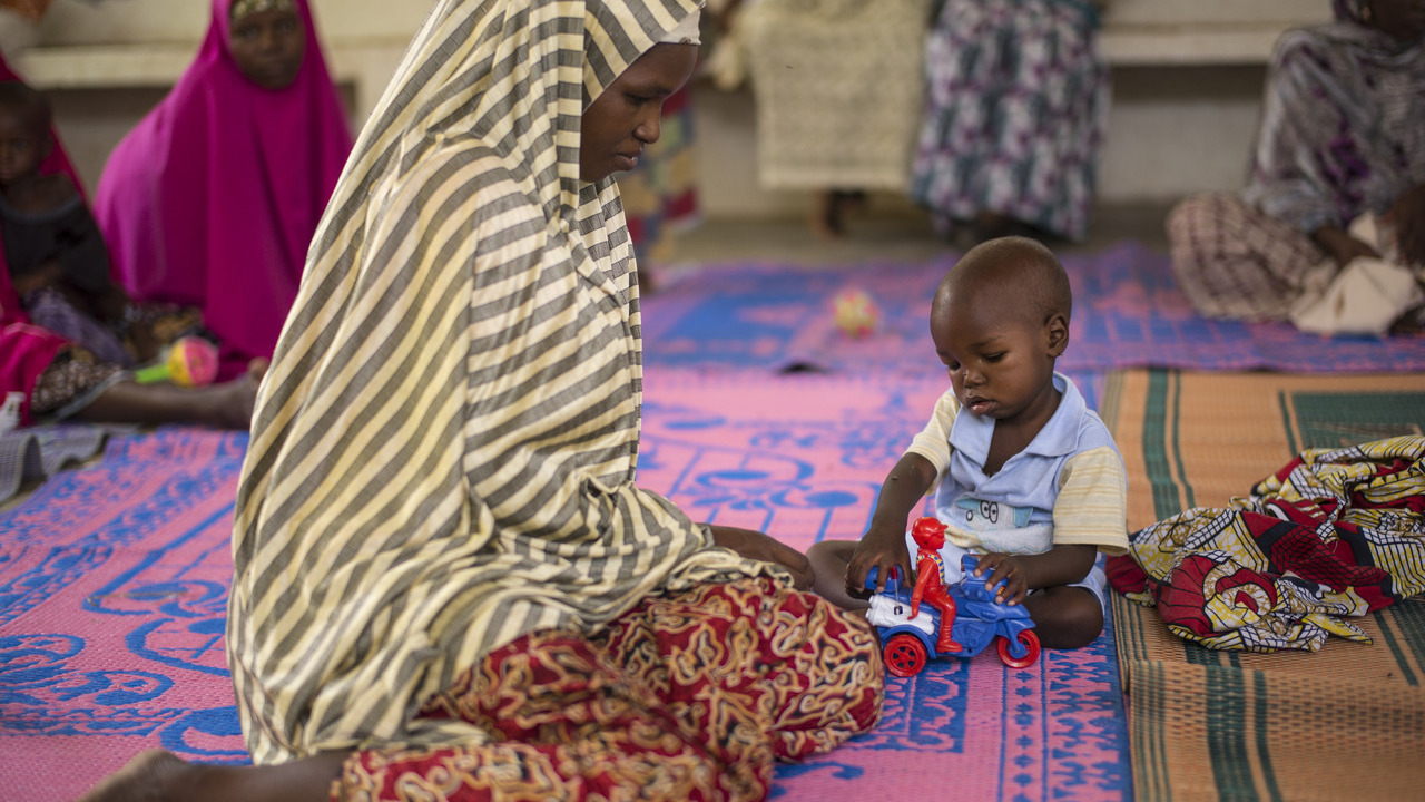 HI vient en aide aux enfants malnutris pour leur permettre de s'épanouir dans un environnement serein. Atelier de stimulation affective avec les mères et les enfants.