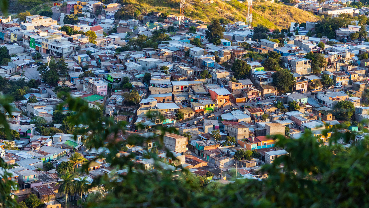 Plan aérien de maisons colorées entourées de verdure.