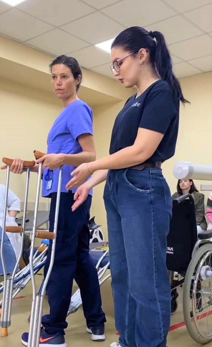 Gaëlle Smith (left), HI rehabilitation specialist © HI