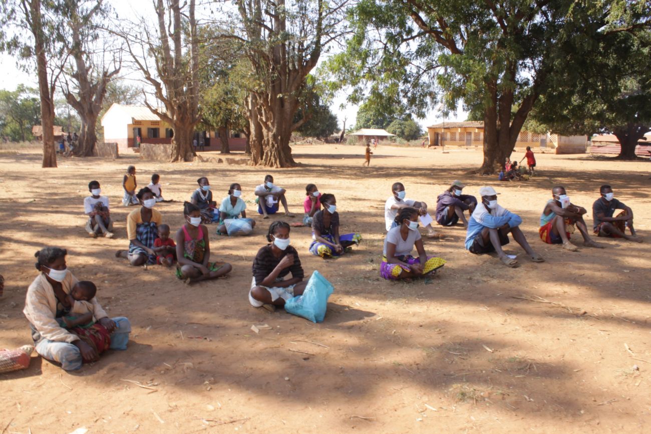 People in drought-affected Tuléar await HI food distributions. © HI