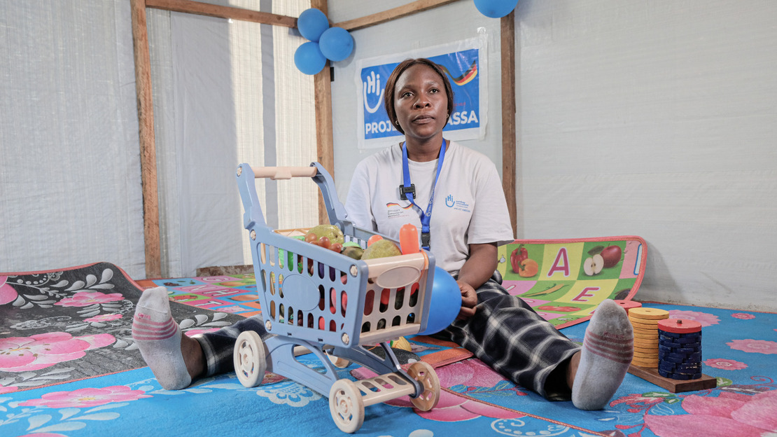 In the DRC, Vanessa, a physiotherapist, helps malnourished children