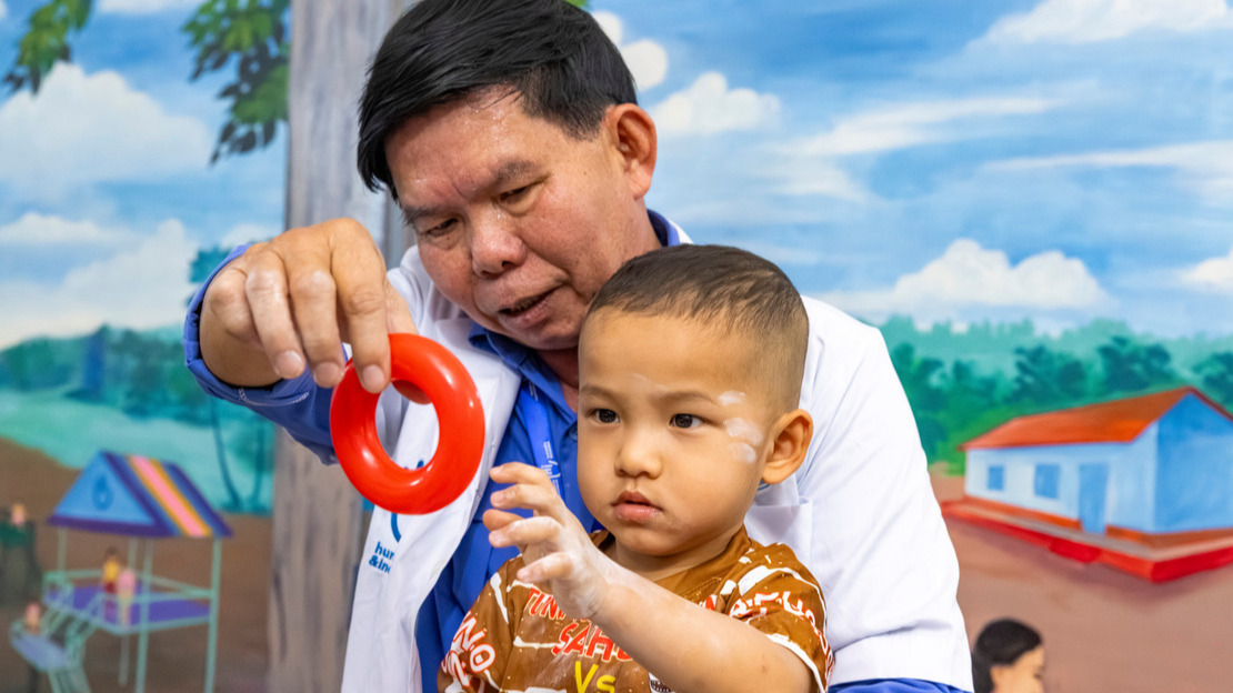 Au Cambodge, Saraneth prend un nouveau départ grâce à la kinésithérapie